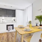Cosy Birmingham Apartment - Madison House